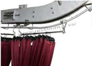 Băng tải treo vận chuyển quần áo